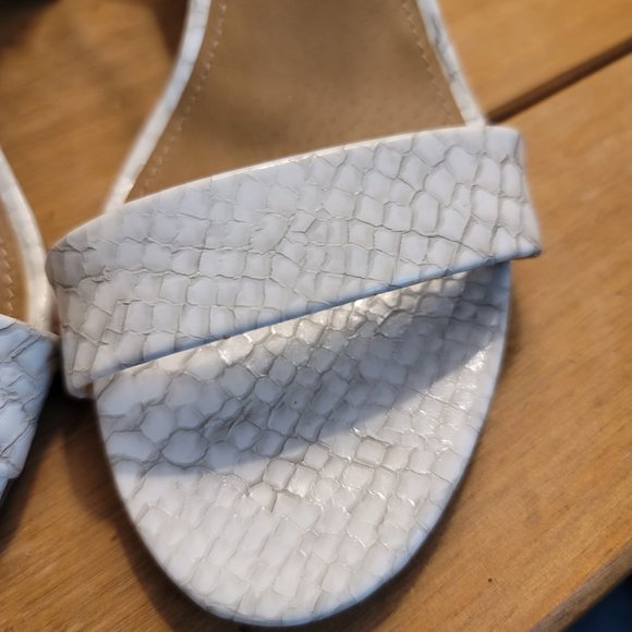 NWT Steve Madden Renee White and Grey Heels - Picture 3 of 14